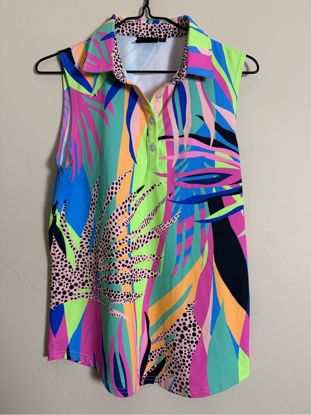 Sunday Swagger Vibrant Tropical Print Sleeveless Golf Polo Top - Multicolor